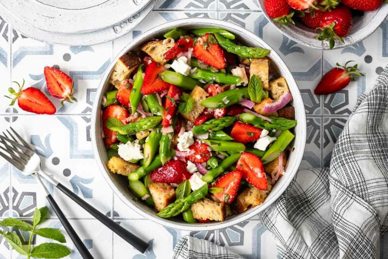 Grüner Spargelsalat Rezept mit Erdbeeren und Croutons