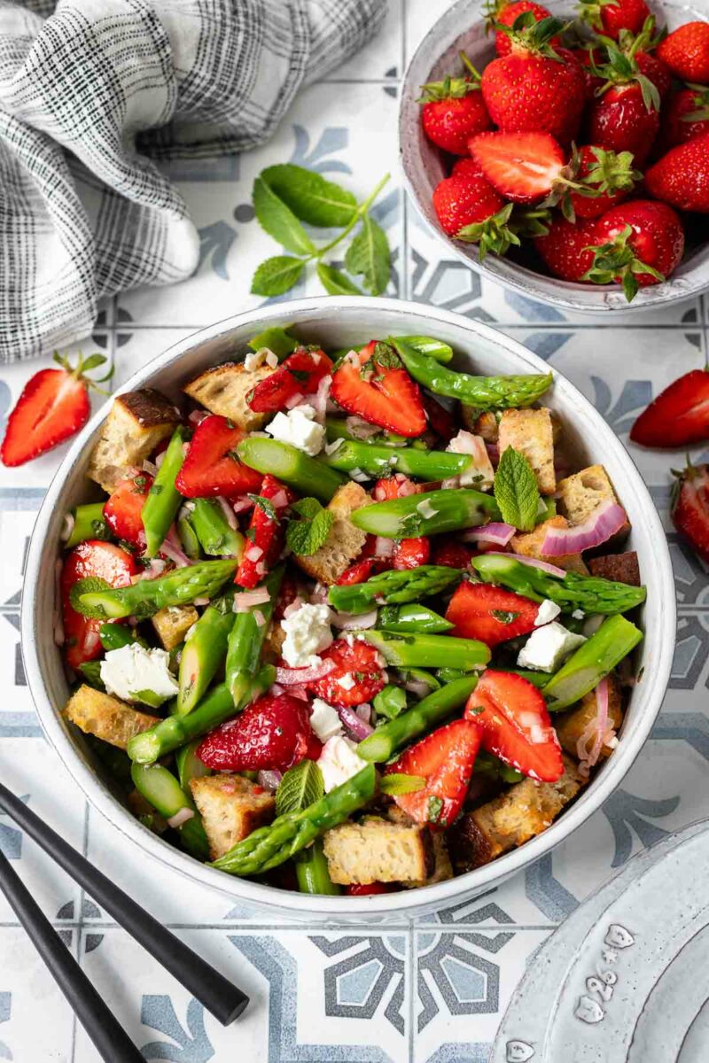 Spargelsalat mit Erdbeeren und Croutons