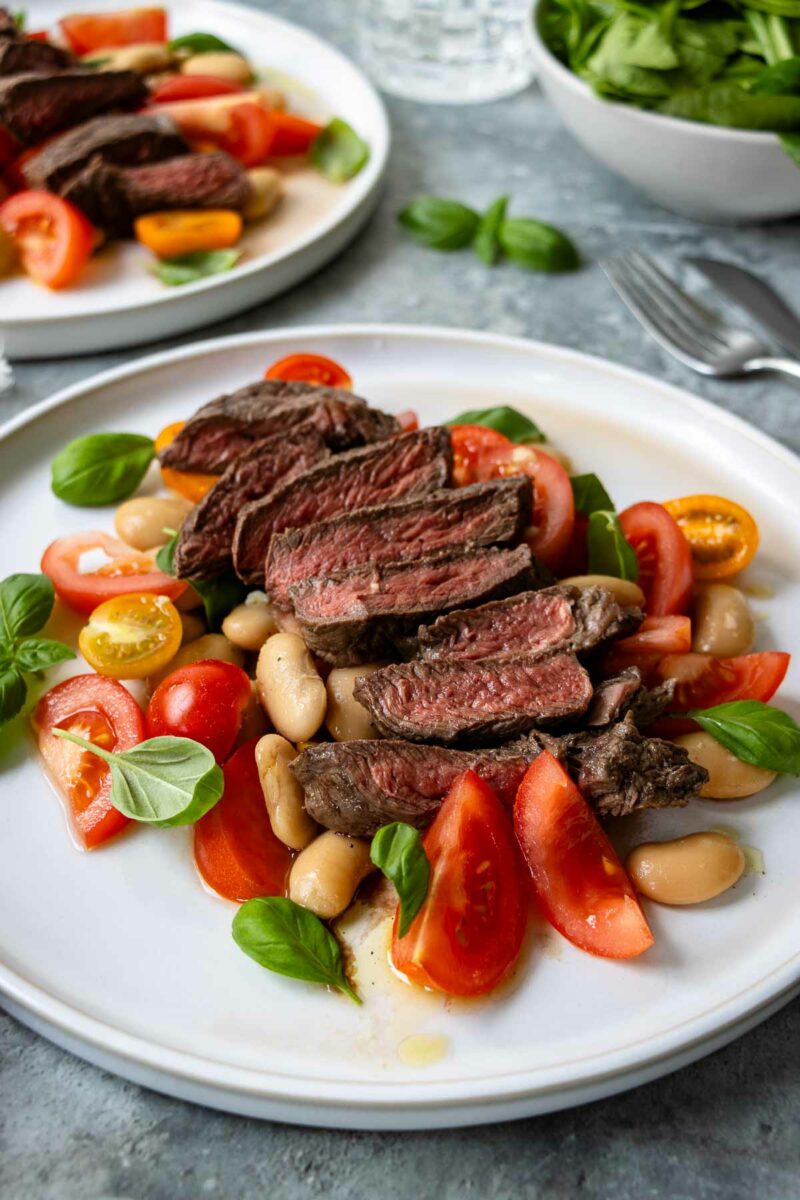 Steak Salat mit Tomaten und Weißen Bohnen