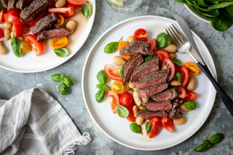 Gegrillte Rumpsteak Salat mit Tomaten und Weißen Bohnen