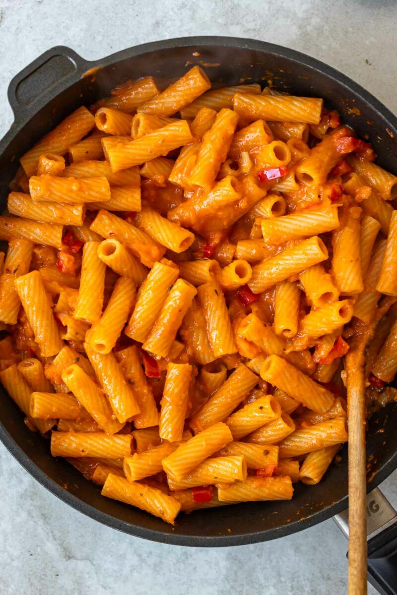 Cremige Vodka Pasta Rezept mit Kokosmilch und Süßkartoffeln (vegan)