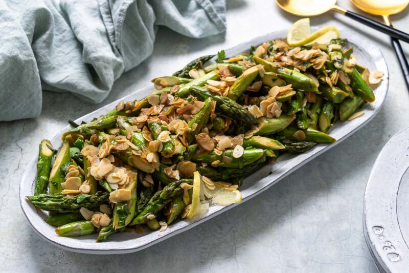 Grüner Spargel mit Mandeln (Spargel Almondine Rezept)