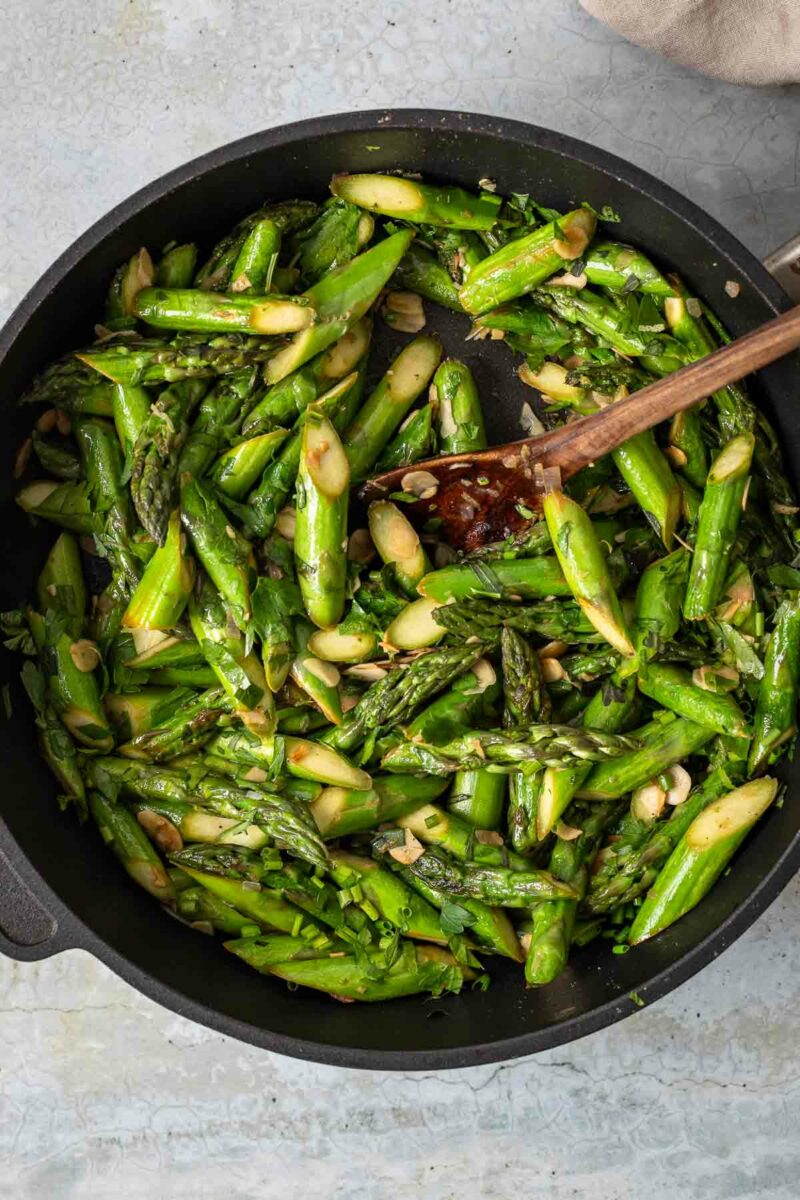 Grüner Spargel mit Mandeln in die Pfanne (Spargel Almondine Rezept)