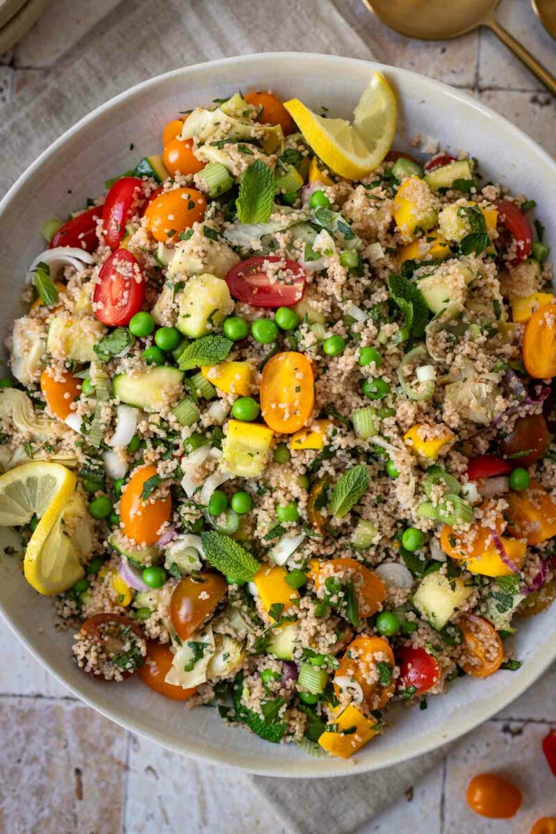 Mediterraner Couscous Salat Rezept mit Tomaten, Zucchini, Erbsen, Zitronen, Kraüter