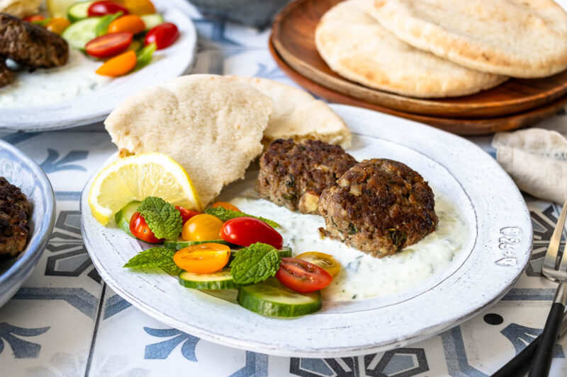 Köfte Rezept (türkische Frikadellen) angerichtet