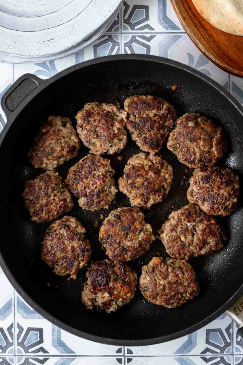 Köfte (türkische Frikadellen) in der Pfanne