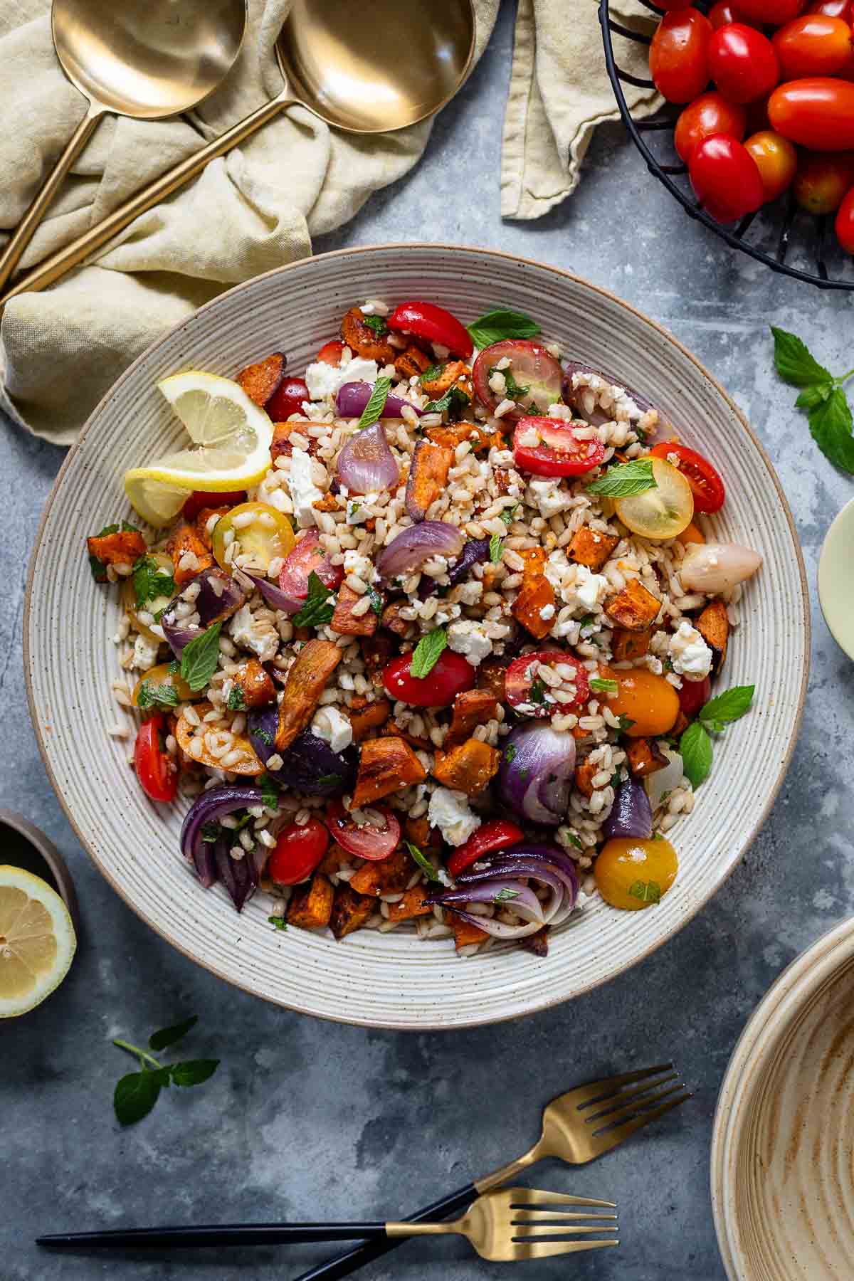 Perlgraupensalat Rezept mit gerösteter Süßkartoffel, Harissa und Feta
