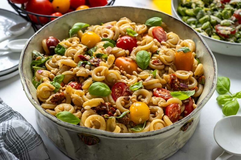 Italienischer Nudelsalat Rezept mit Balsamico-Dressing, Cherry Tomaten, Parmesan