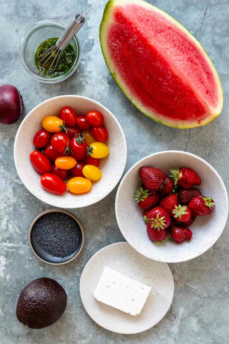 Zutaten für Wassermelonen-Feta-Salat mit Minze-Dressing mit Tomaten, Erdbeeren, Avocado und Minze-Dressing