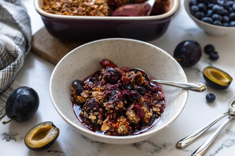 Zwetschgen Crumble mit Haferflocken Rezept
