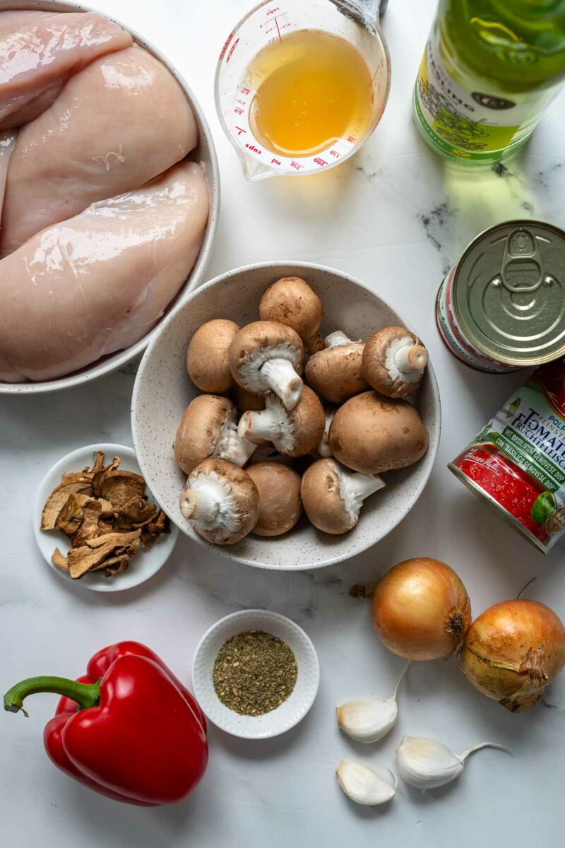 Zutaten für Pollo alla Cacciatora (italienische Hähnchenpfanne)