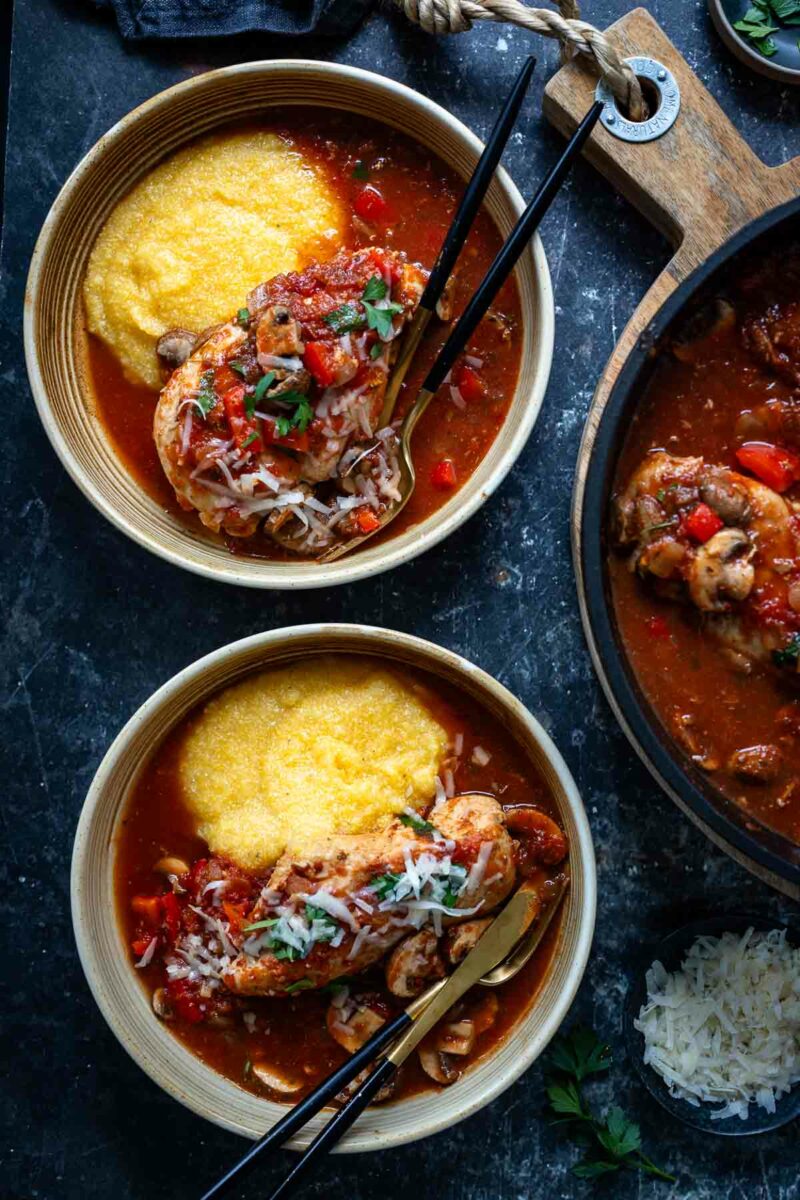 Pollo alla Cacciatora (italienische Hähnchenpfanne) mit Polenta