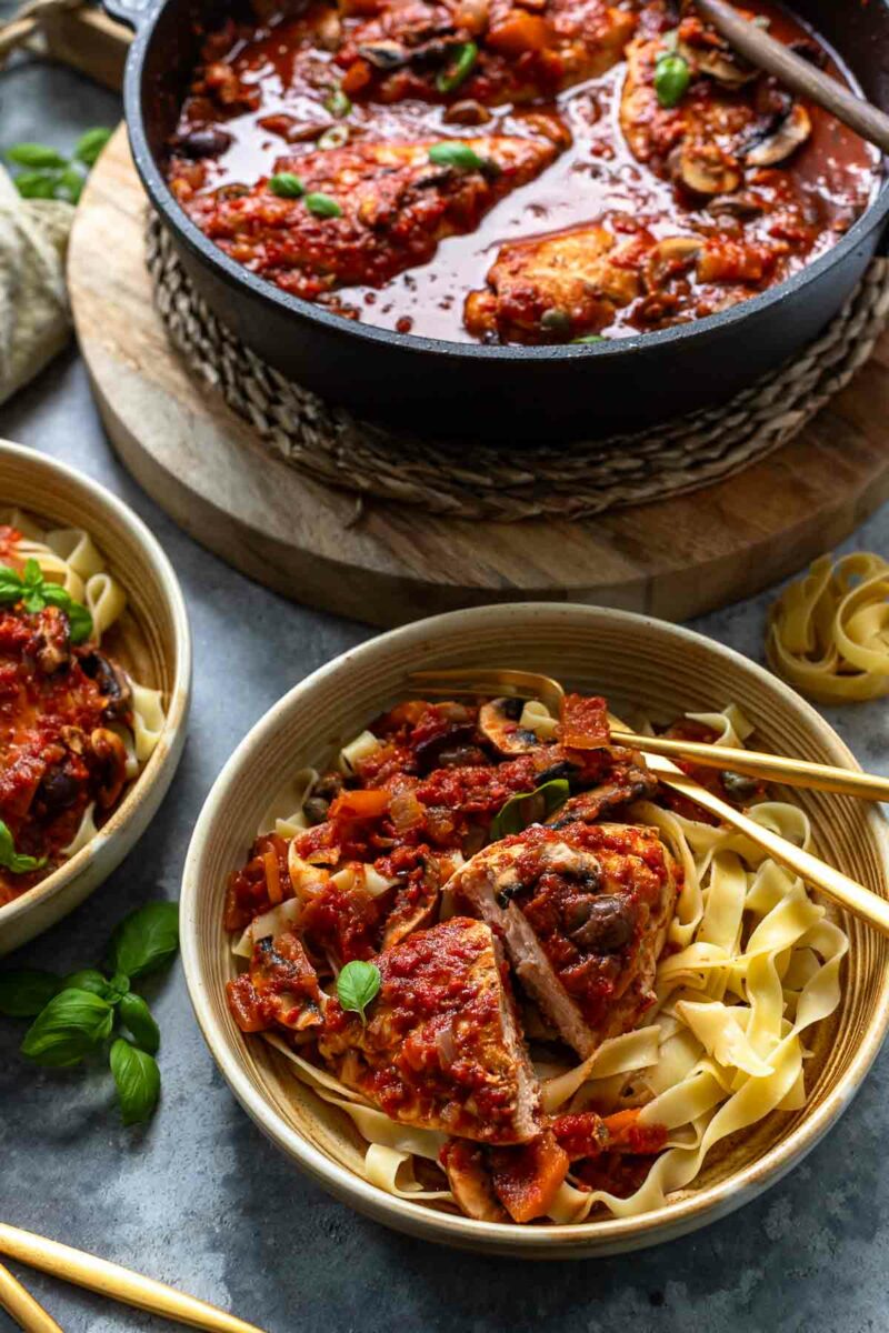 Pollo alla Cacciatora mit Hähnchenbrustfilets Rezept serviert mit Bandnudeln (Hähnchenpfanne italienisch)