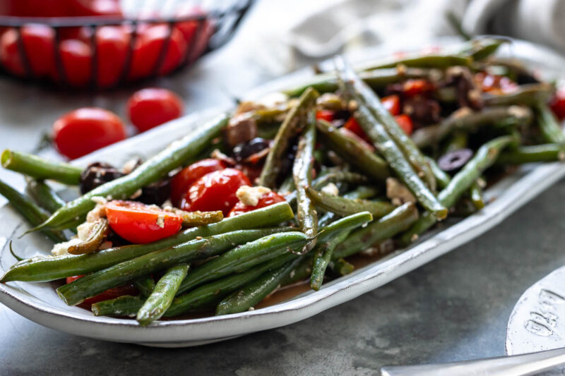 Bohnenpfanne griechische Art mit Kalamata Oliven, Tomaten und Feta