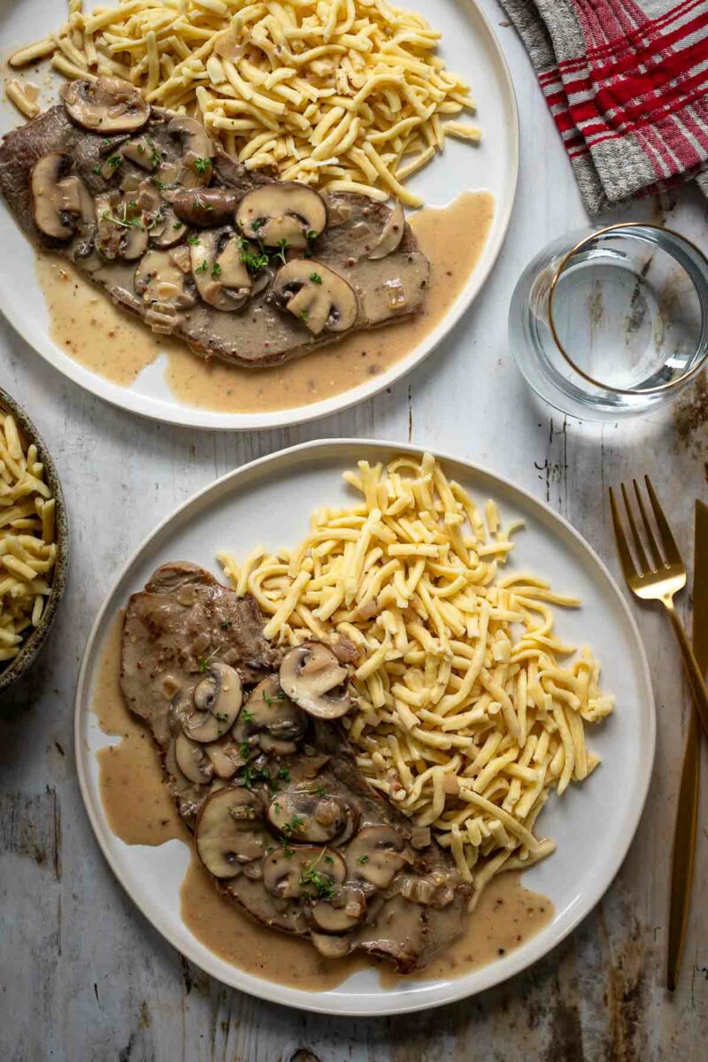 Klassisches Jägerschnitzel Rezept mit Pilzrahmsoße (Schnitzel mit Pilzsoße)