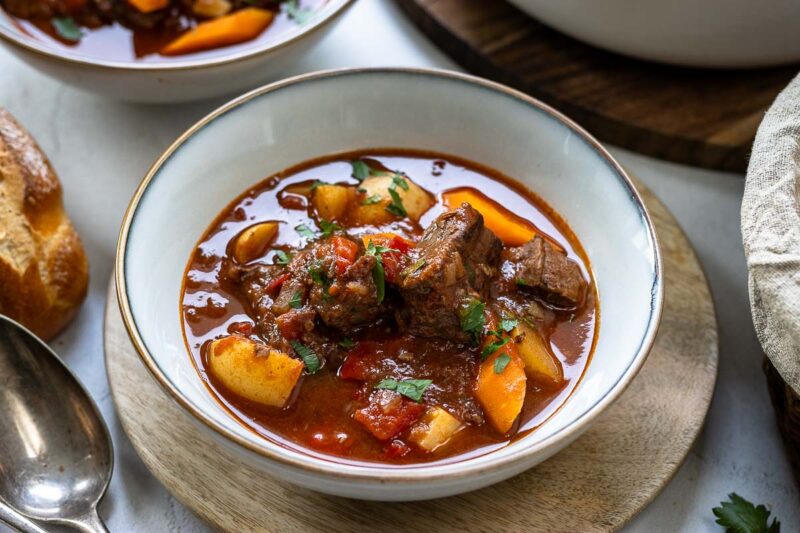 Serviert: Rindergulasch
