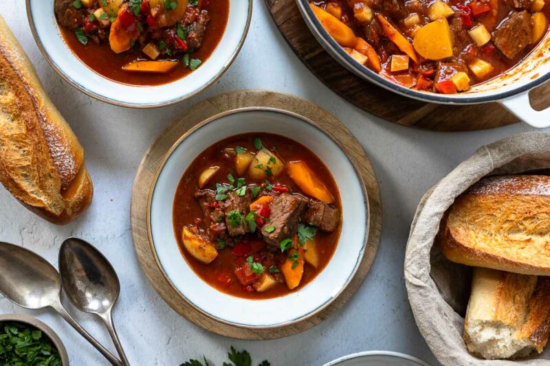 Rindergulasch - das klassische Rezept angerichtet