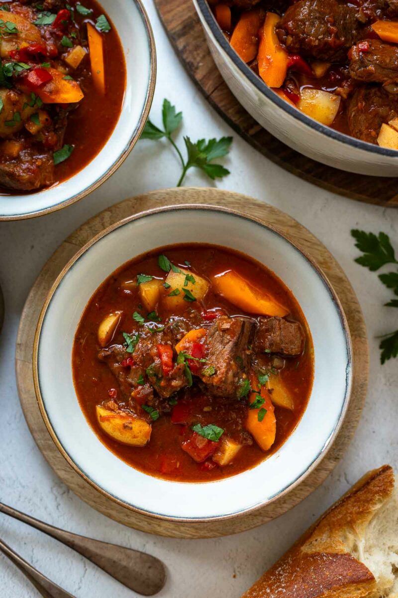 Rindergulasch angerichtet