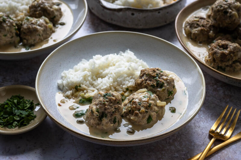 Königsberger Klopse mit Kalb serviert mit Reis