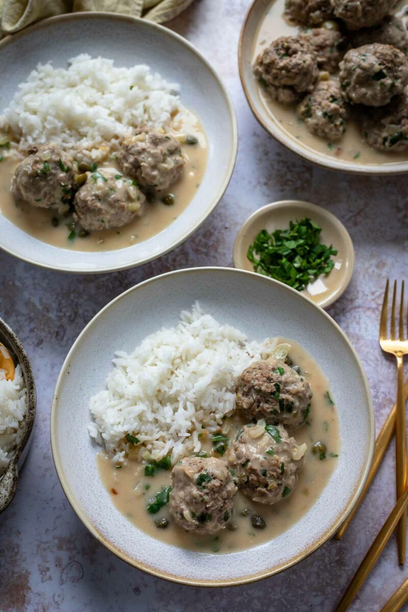 Königsberger Klopse serviert mit Reis