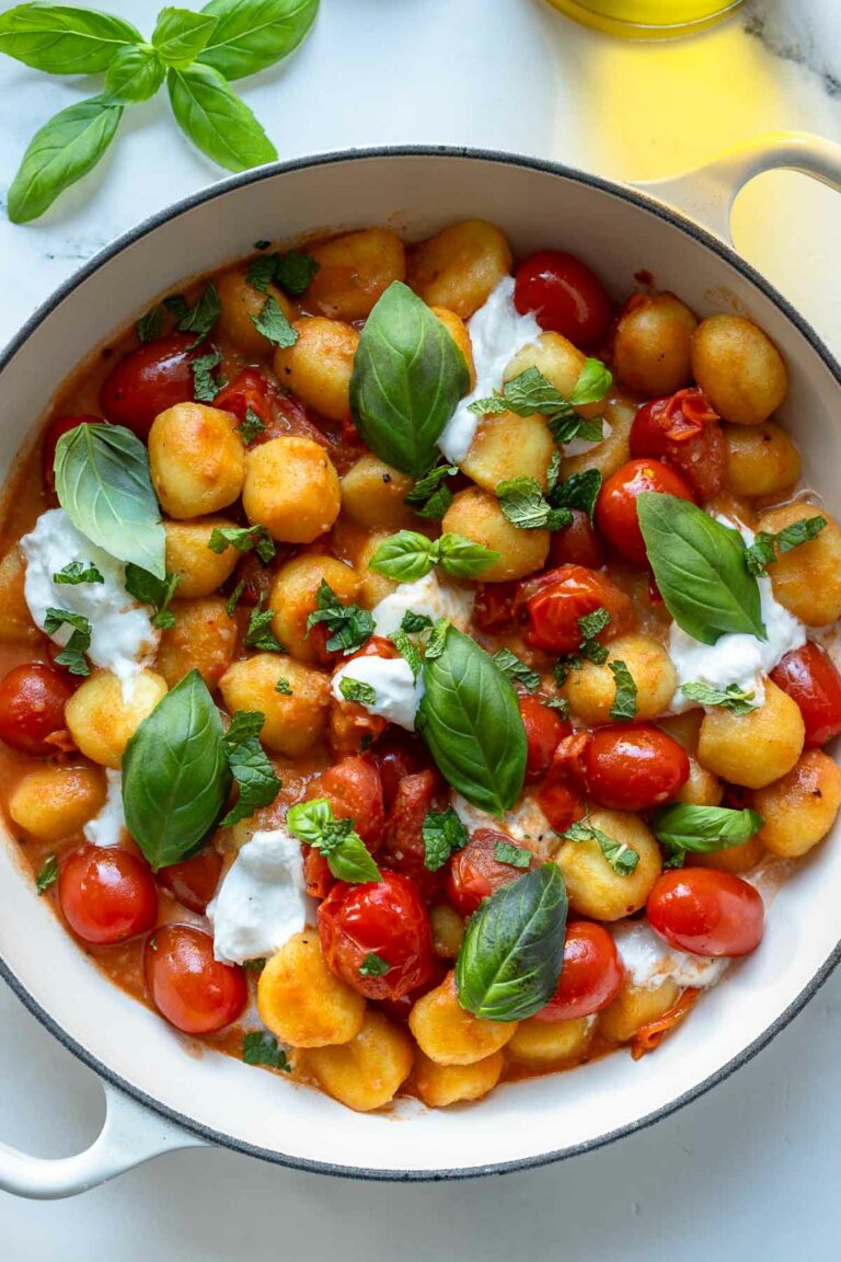 Gnocchi Rezept mit Tomaten und Burrata, garniert mit Basilikum und Minze