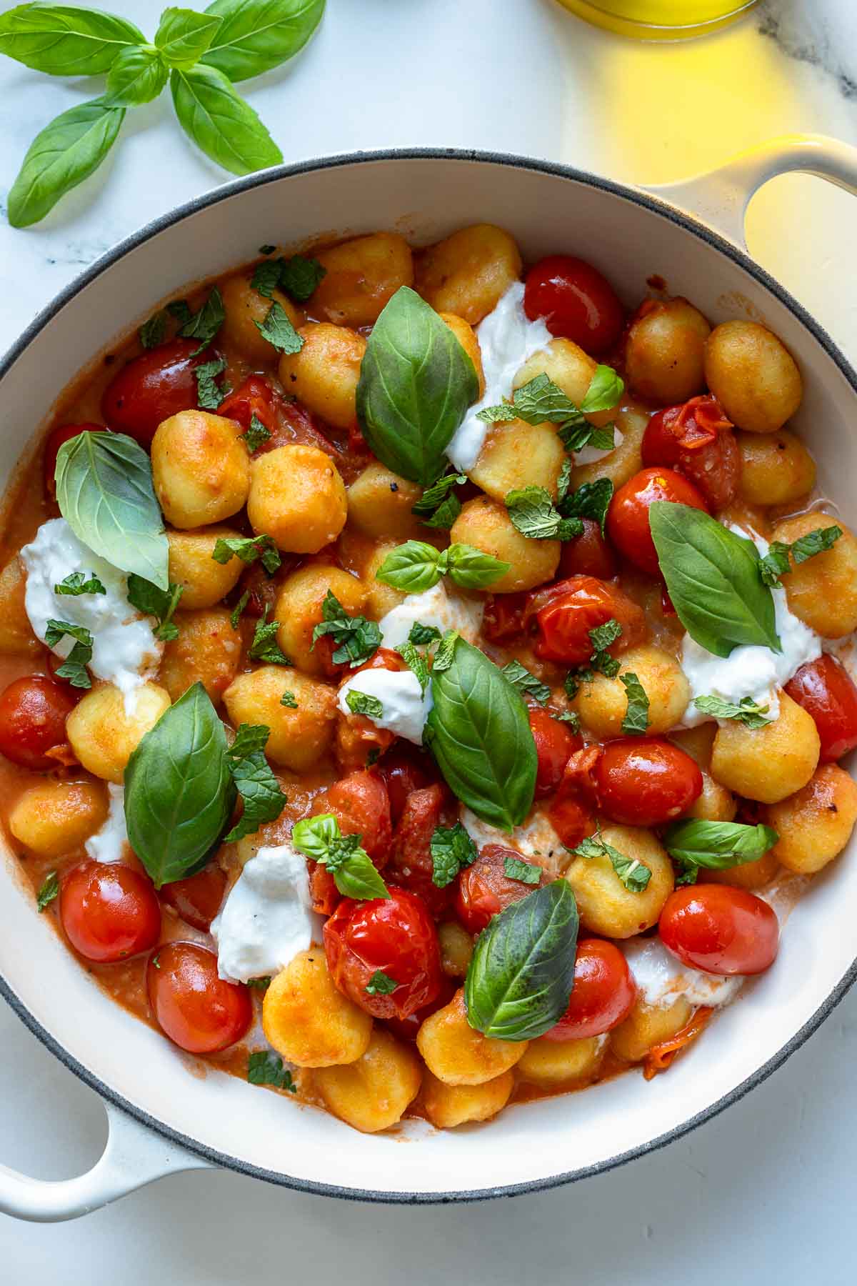 Gnocchi Rezept mit Tomaten und Burrata, garniert mit Basilikum und Minze