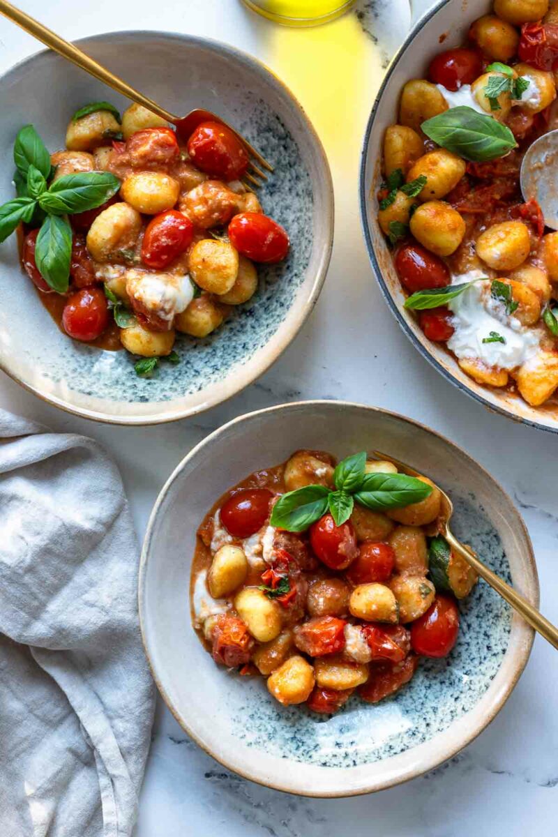 Gnocchi-Rezept mit Tomaten und Burrata, serviert in Schalen
Gnocchi-Rezept mit Tomaten und Burrata, serviert in Schalen