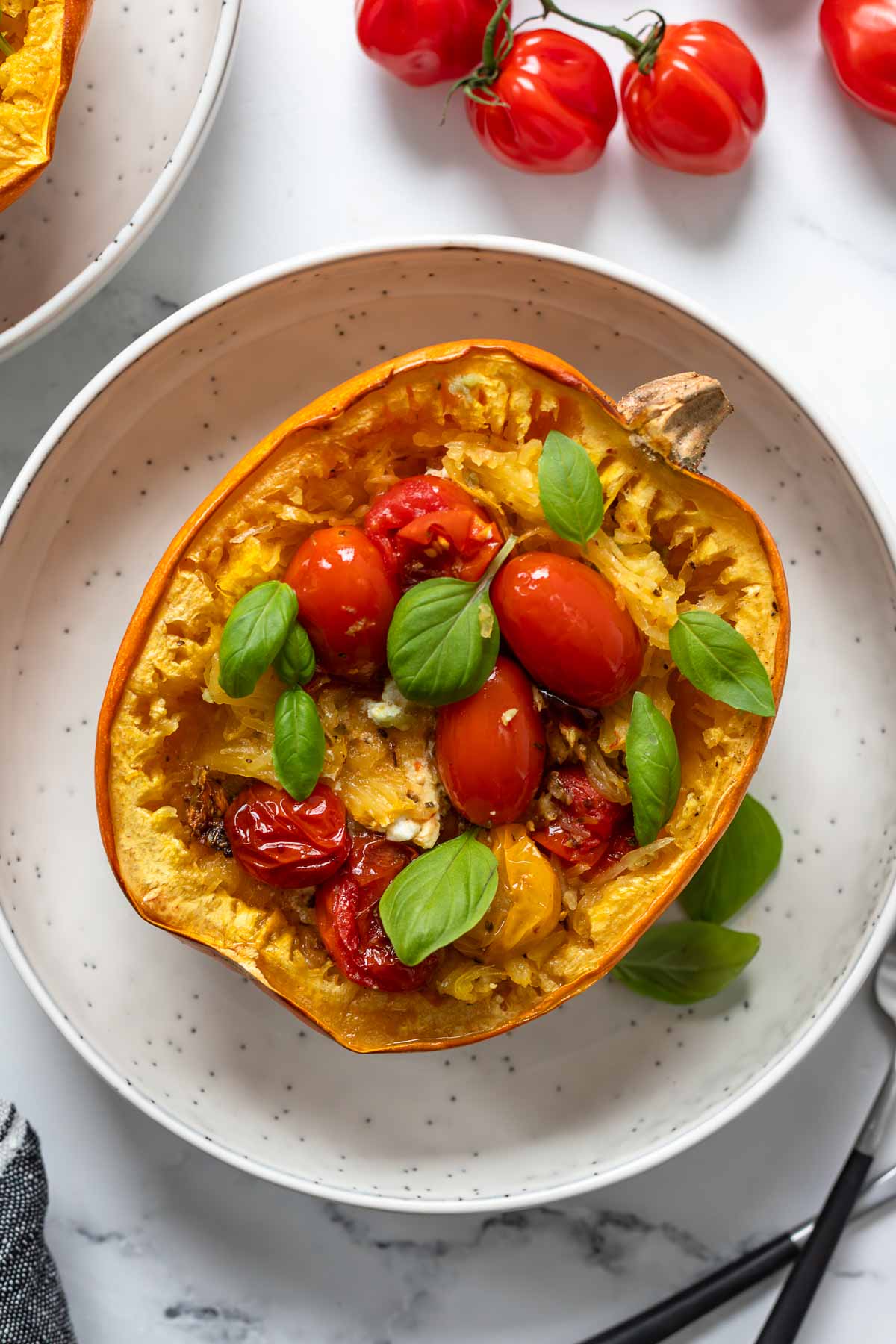 Spaghettikürbis mit Feta und Tomaten — Einfaches Rezept