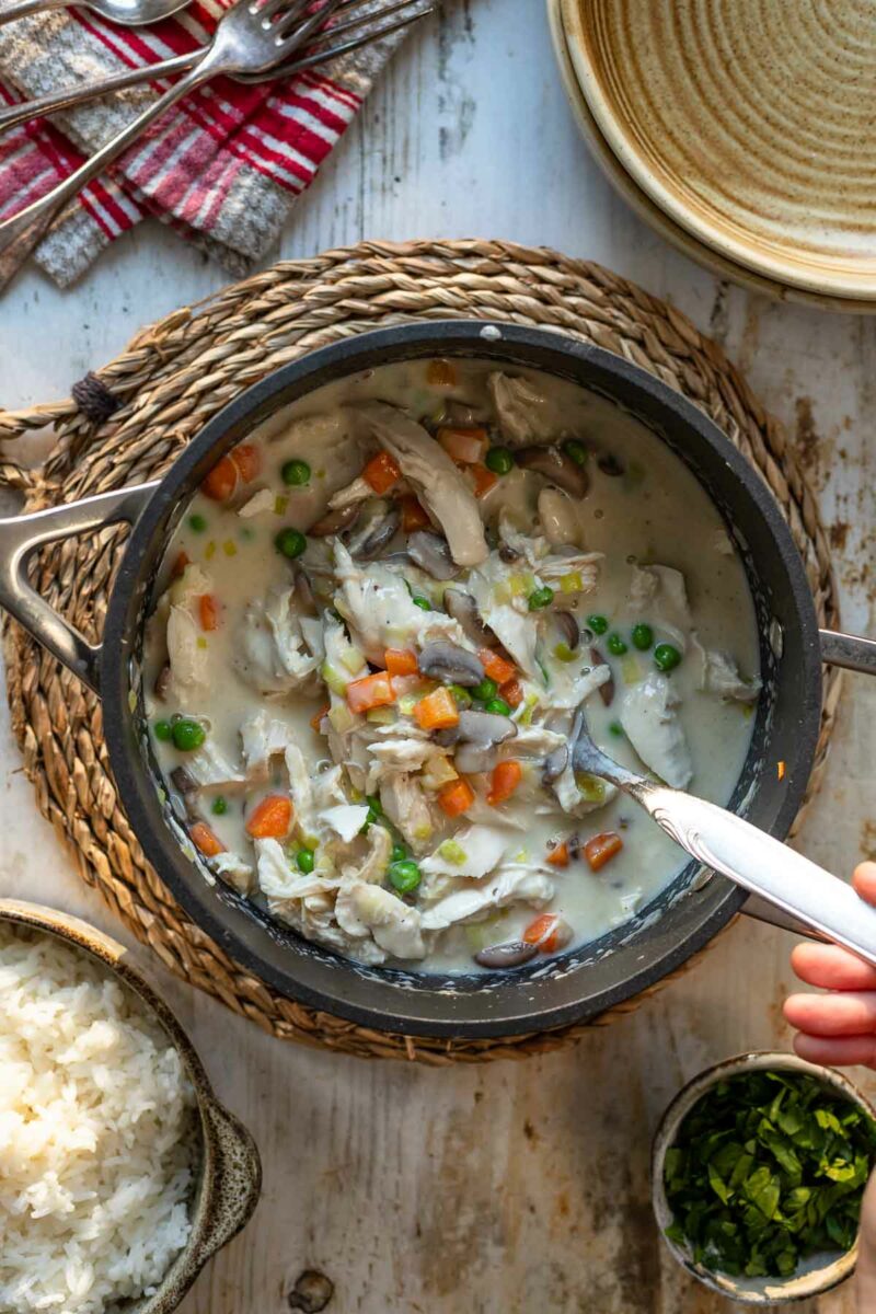 Hühnerfrikassee Rezept wie bei Oma, im Topf zu servieren