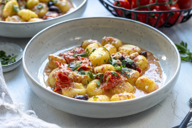 Gebackener Feta mit Tomaten, Oliven und Gnocchi