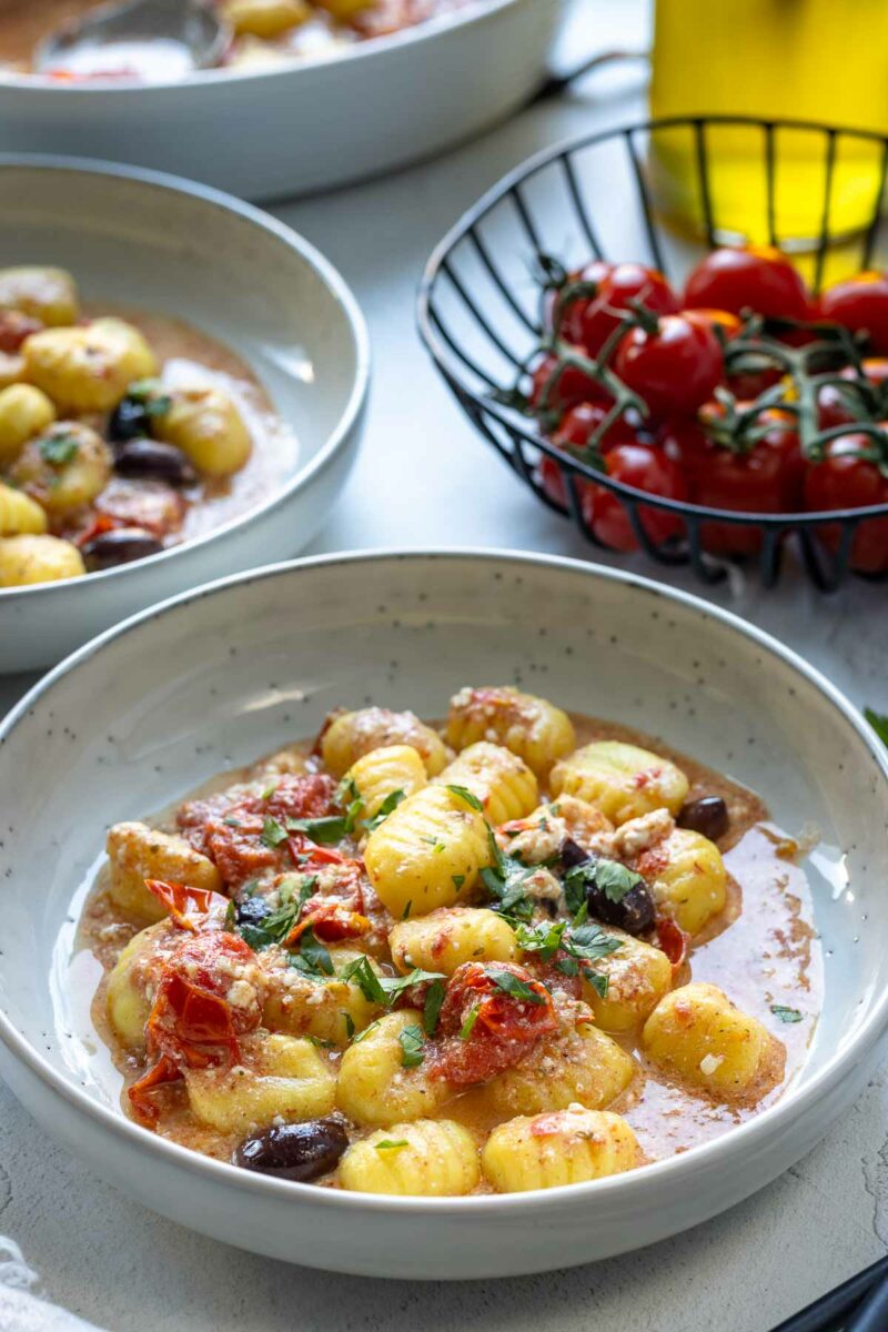 Gebackener Feta mit Tomaten, Oliven und Gnocchi