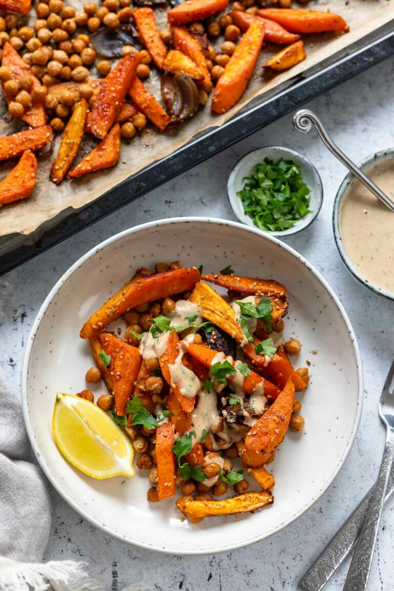 Ofengemüse mit Kichererbsen und Tahini Soße