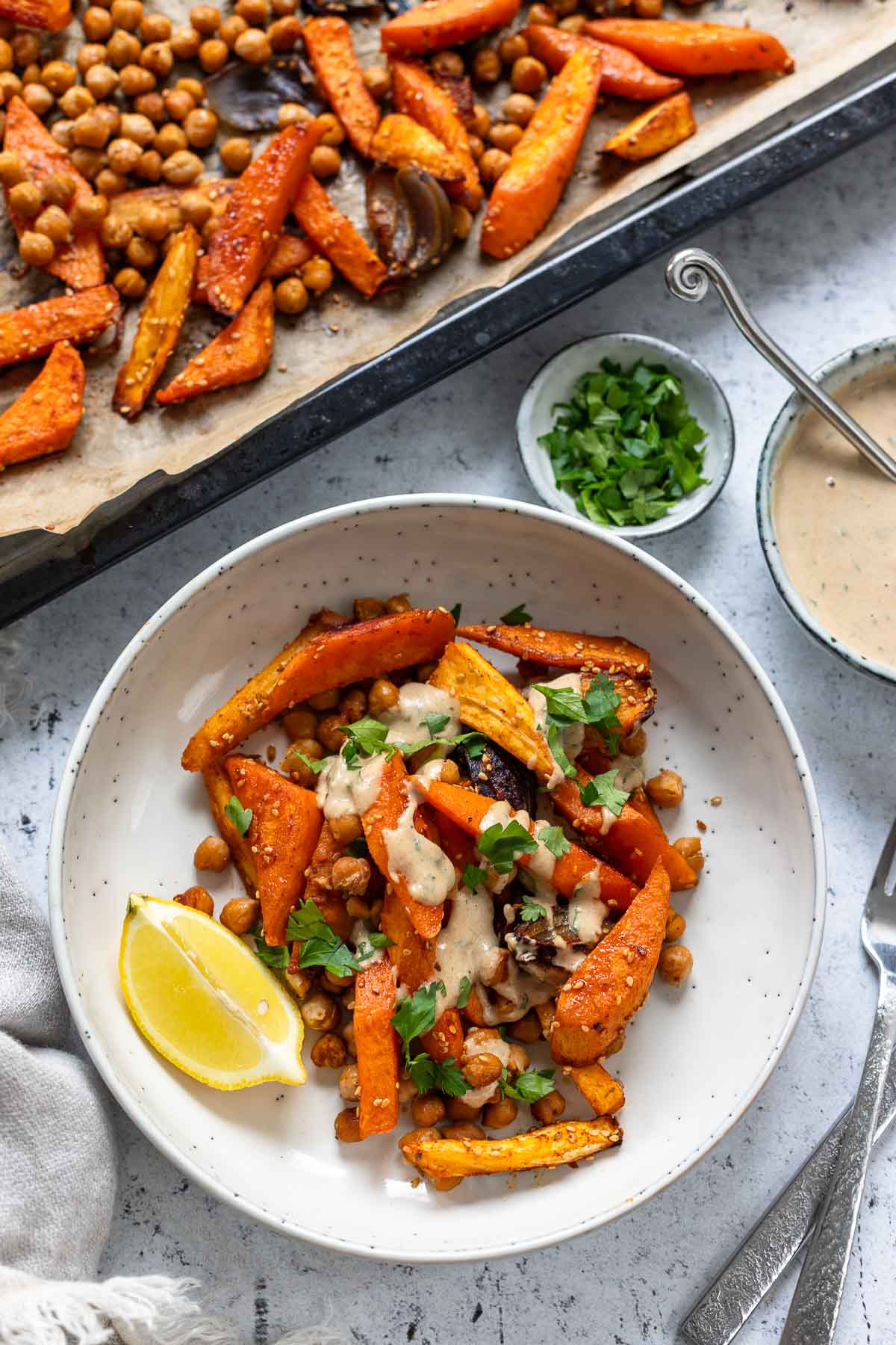 Ofengemüse mit Kichererbsen und Tahini Soße