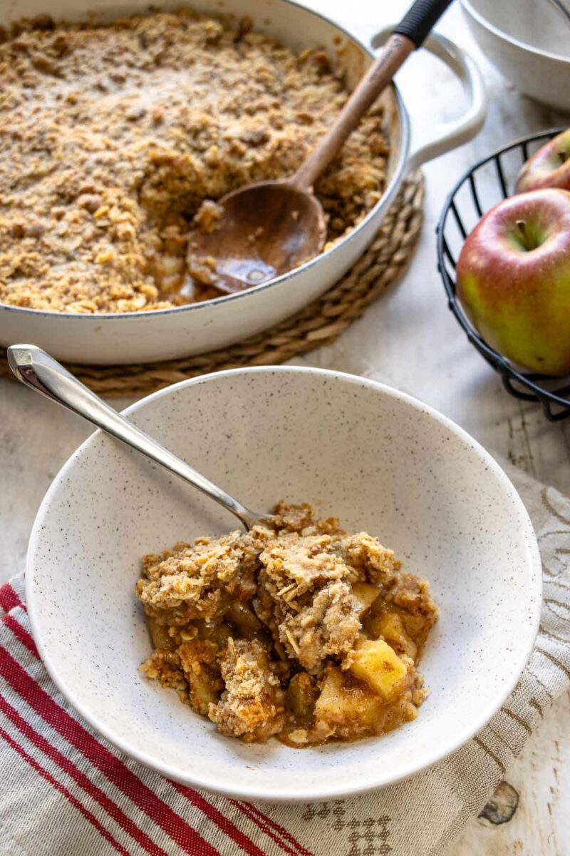 Apple Crumble serviert