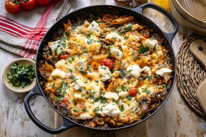 Nudelauflauf mit Tomaten, Pilzen und Spinat