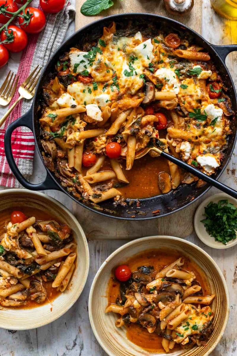 Nudelauflauf mit Tomaten, Pilzen und Spinat serviert