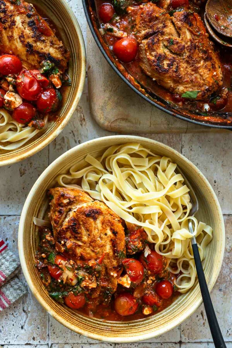 Griechische Hähnchenpfanne angerichtet