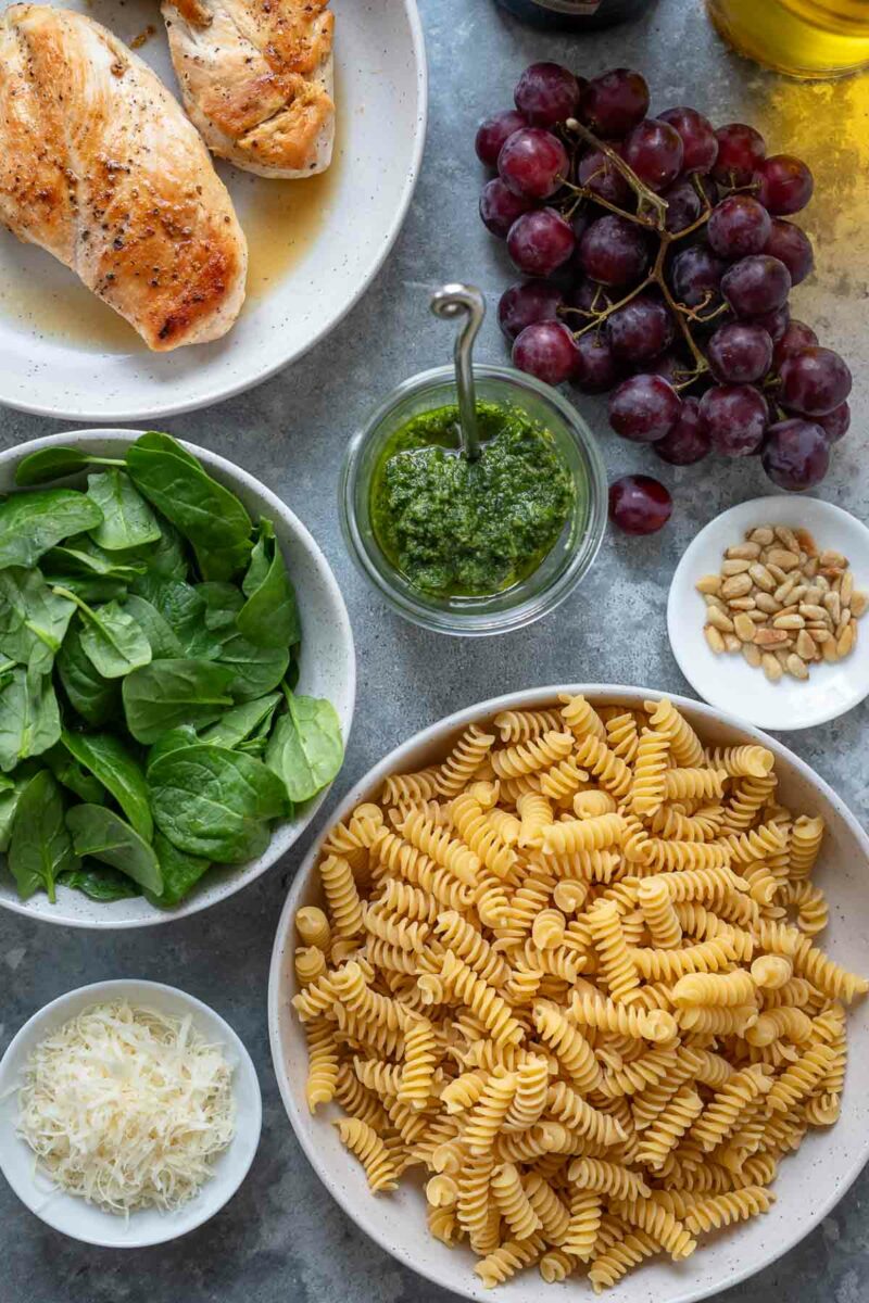 Zutaten für Nudelsalat mit Pesto, Spinat, Trauben
