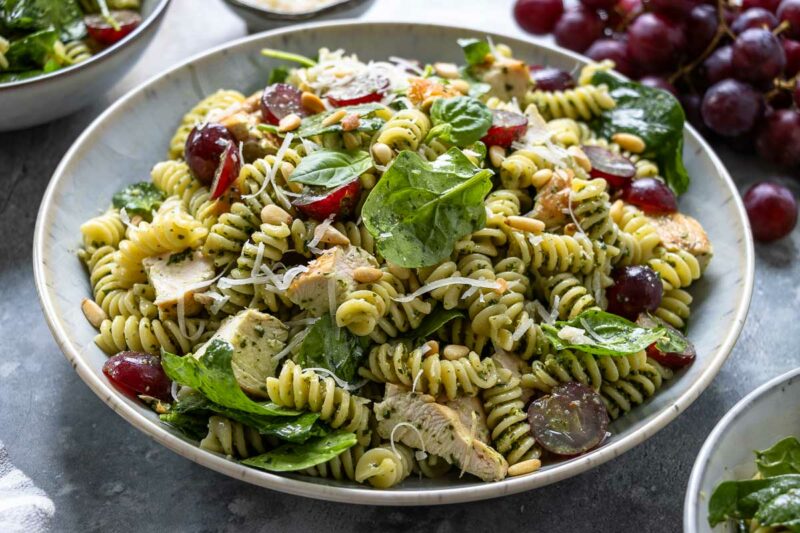 Nudelsalat mit Pesto Rezept mit Haehnchen, Spinat und Rote Trauben