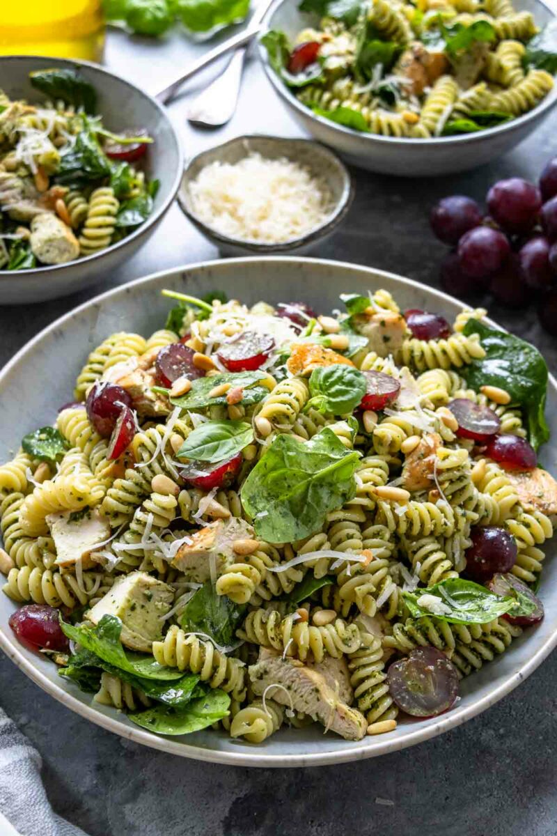 Nudelsalat mit Pesto Rezept mit Haehnchen, Spinat und Rote Trauben
