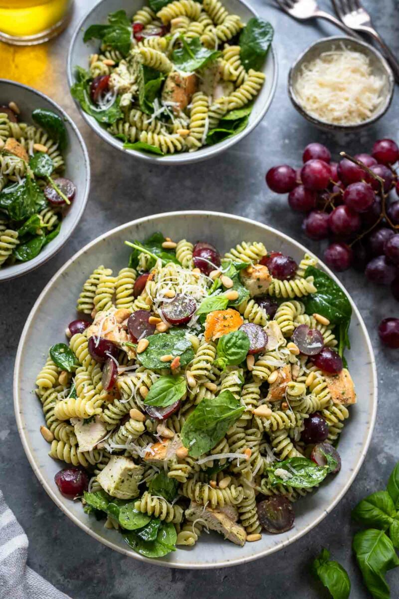 Nudelsalat mit Pesto Rezept mit Haehnchen, Spinat und Rote Trauben