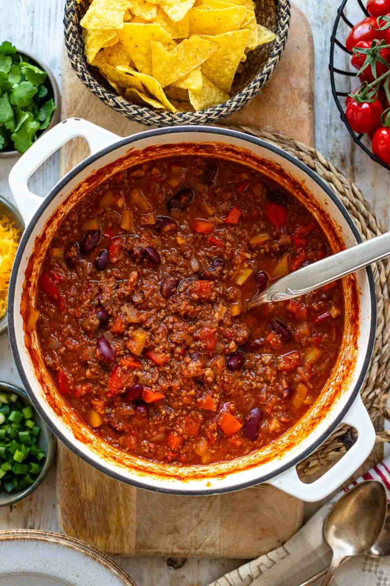 Chili Con Carne mit Paprika und Kidneybohnen im Topf (klassisches Grundrezept)