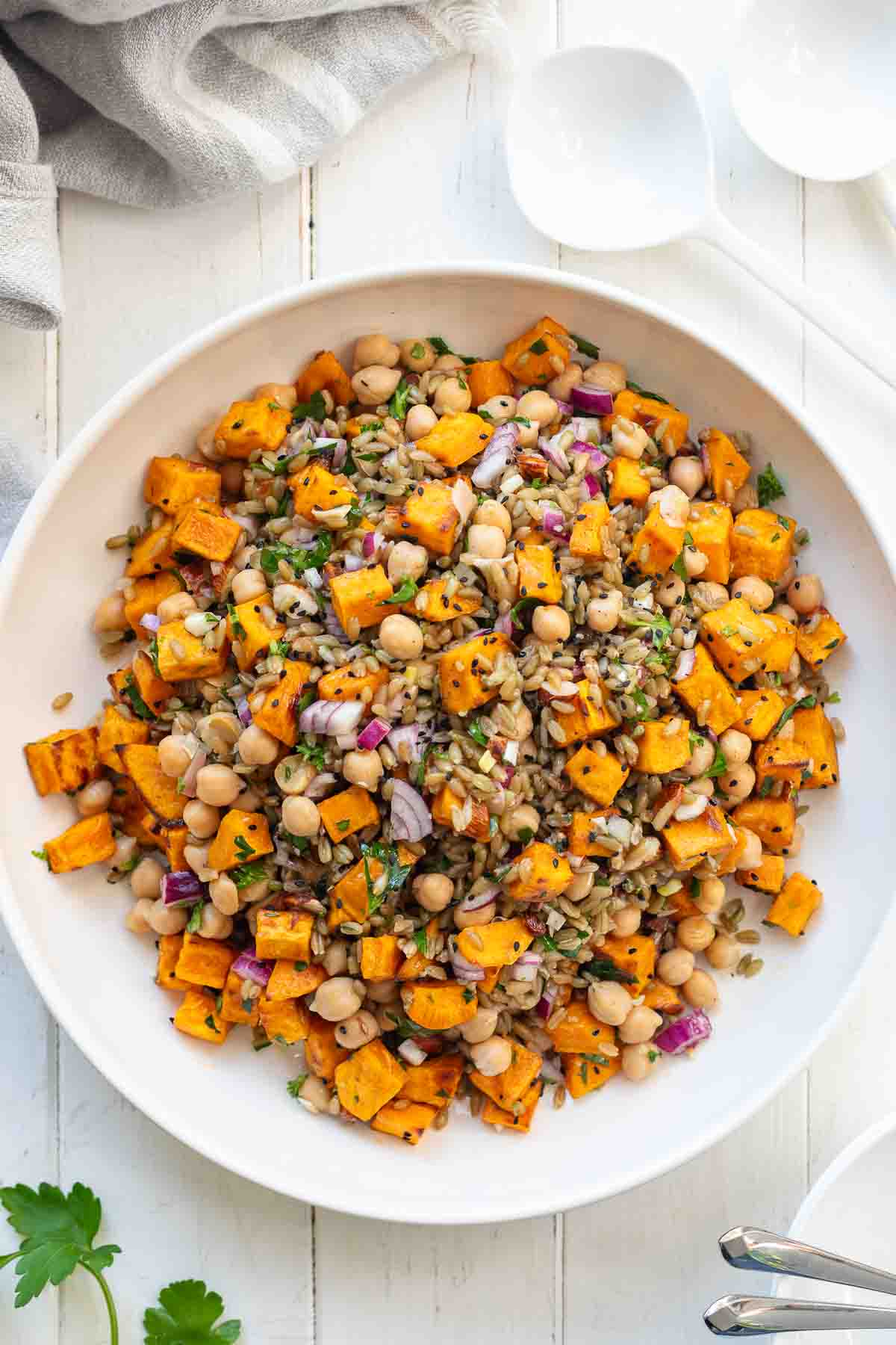 Grünkernsalat Rezept mit gerösteten Süßkartoffeln und Kichererbsen