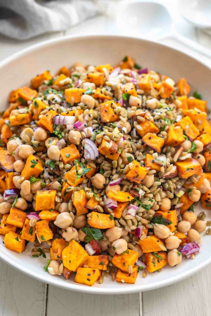 Grünkernsalat Rezept mit gerösteten Süßkartoffeln und Kichererbsen