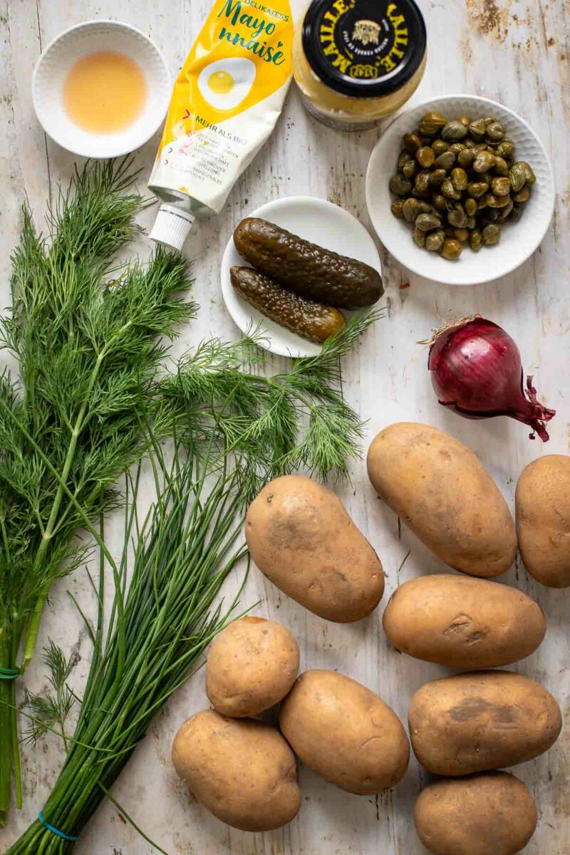 Kartoffelsalat Zutaten: Kräuter, Gurken, Kapern, Rote Zwieblen, Mayo, Snef