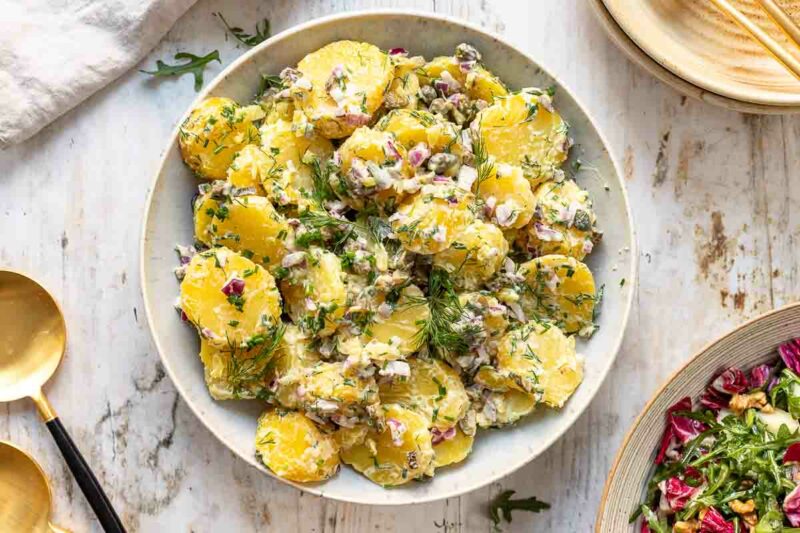 Einfache Karoffelsalat mit Mayo. Rezept mit Mayonaisse, Senf, Essig, Gurken, Kapern, Dill, Schnittlauch und Rote Zwiebeln