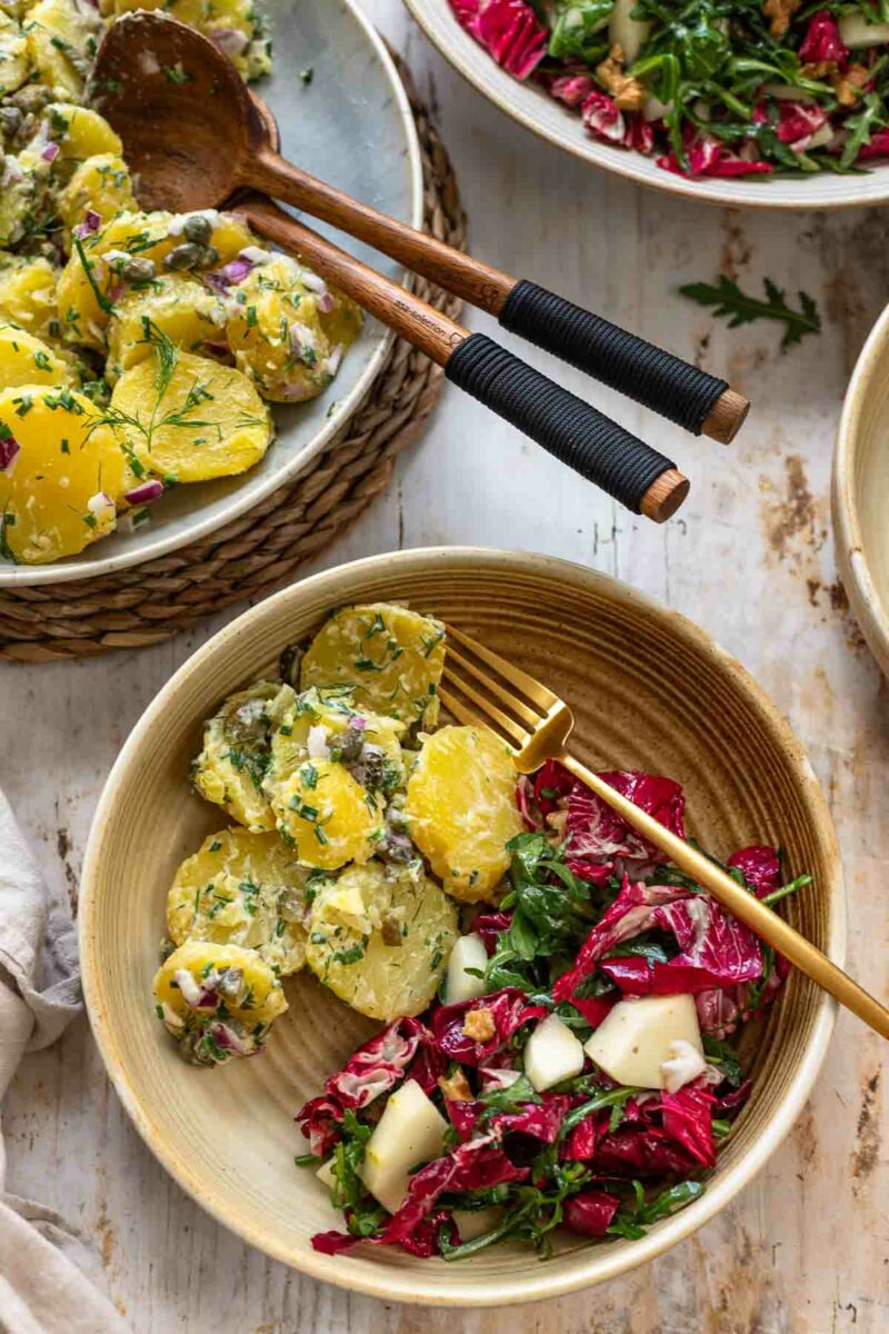 Kartoffelsalat serviert mit Arugula Birne Salat