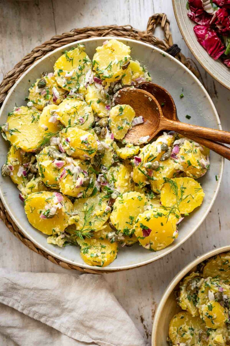 Einfache Karoffelsalat mit Mayo. Rezept mit Mayonaisse, Senf, Essig, Gurken, Kapern, Dill, Schnittlauch und Rote Zwiebeln
