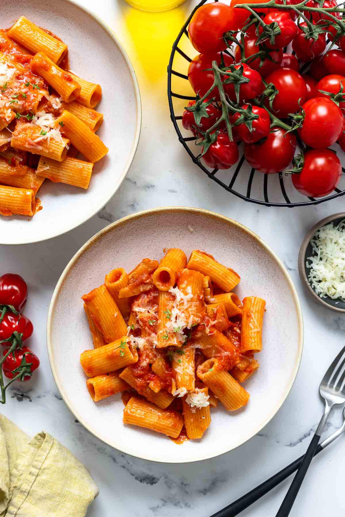 Original Pasta Amatriciana Rezept mit Rigatoni, Guanciale, San Marzano Tomaten und Pecorino Romano Käse.