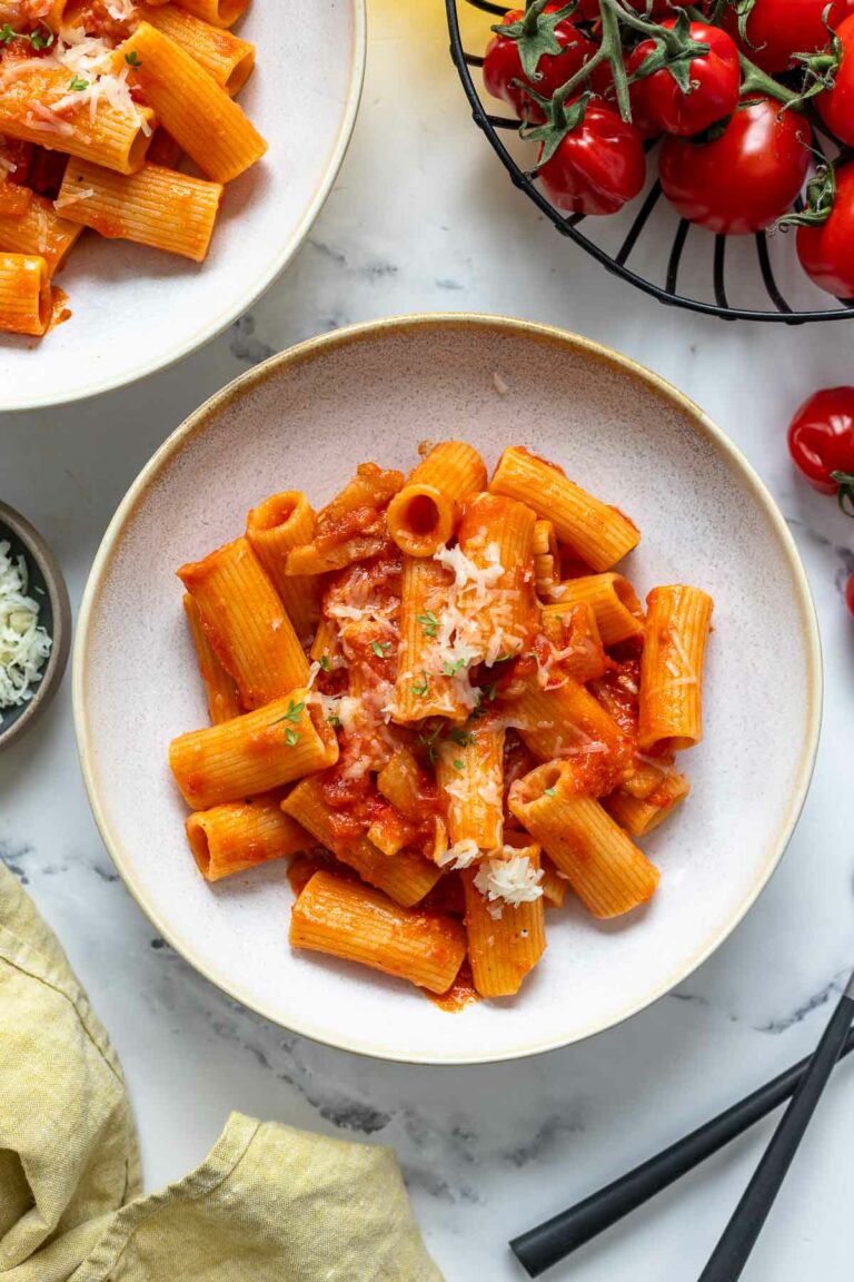 Pasta Amatriciana (Rigatoni all'amatriciana) Rezept mit Rigatoni, Guanciale, San Marzano Tomaten und Pecorino Romano Käse